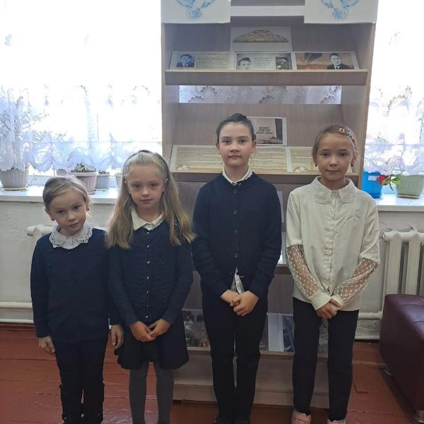 В школьной библиотеке была оформлена выставка к 100 летию со дня рождения писателя Кемеля Токаева (1923-1986)