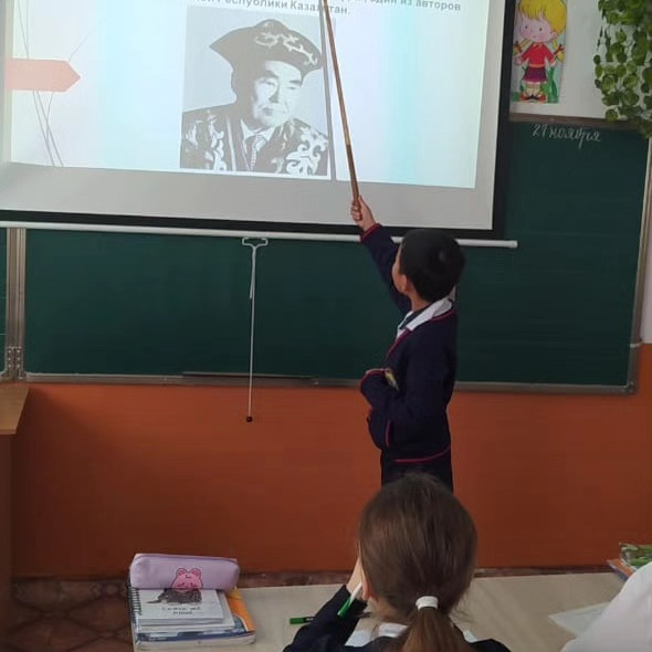 Классный час посвященный  писателю Музафару Алимбаеву был проведён в 3 А классе.