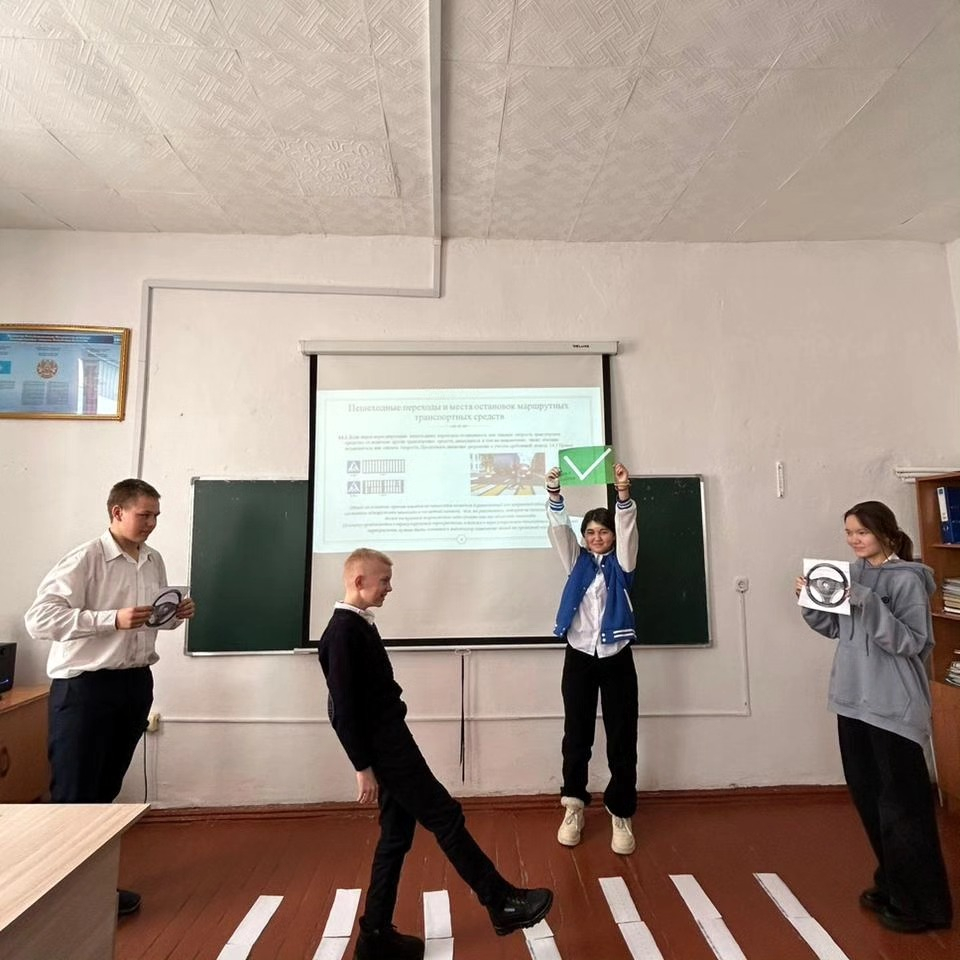 Классный час по ПДД в 8 классе. Ребята не то только повторили правила перехода пешехода, но и сами разыгрывали правильные и недопустимые ситуации.
