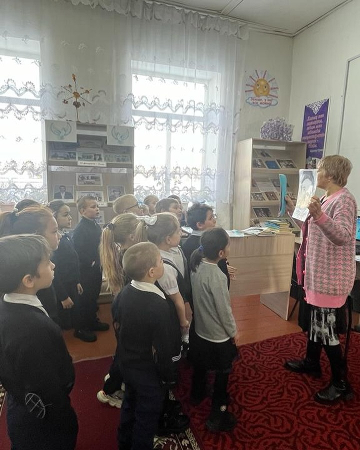 Ко дню вывода войск из Афганистана библиотекарем школы во 2 а классе  проведена беседа ‘’ Нам жить и помнить’’