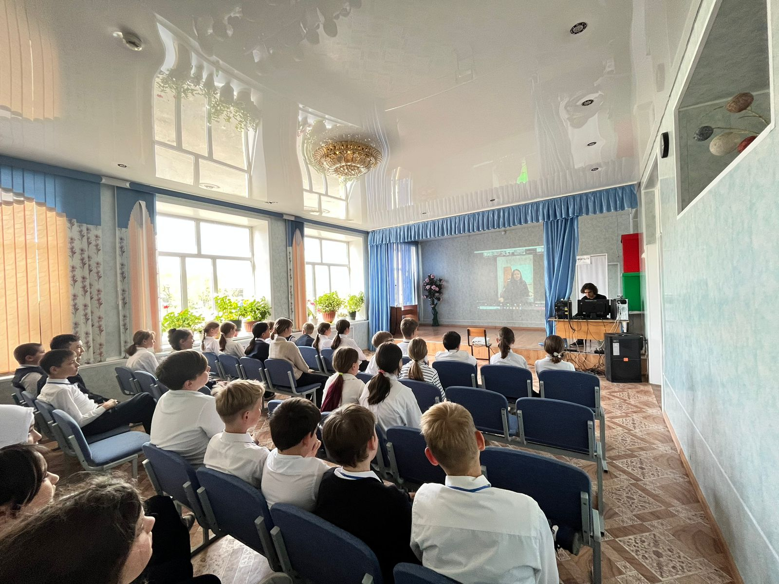 В целях профилактики правонарушений и преступлений среди несовершеннолетних 13 мая 2024 года среди учащихся 4-11 классов проведена онлайн лекция-беседа на тему: 