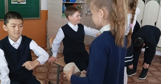 Ко Дню Защитника Отечества в 3 а классе библиотекарем школы проведено мероприятие '' А ну-ка мальчики ! ''