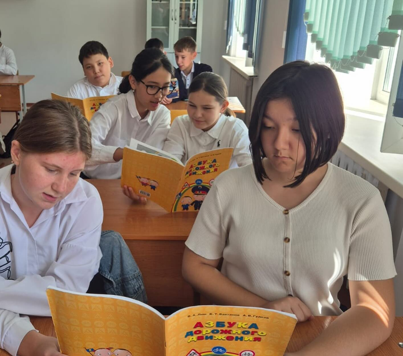 09.09.2024 в 7 “А” классе прошёл классный час на тему “Безопасность дорожного движения” с целью повышения осведомлённости учащихся о правилах дорожного движения