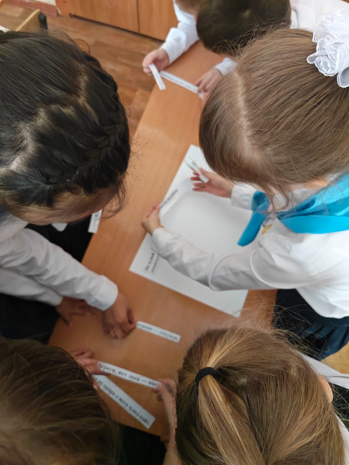 Классный час на тему «Мы заботимся о природе!», в ходе которого учащиеся обсудили актуальные экологические проблемы, такие как загрязнение окружающей среды и изменение климата.