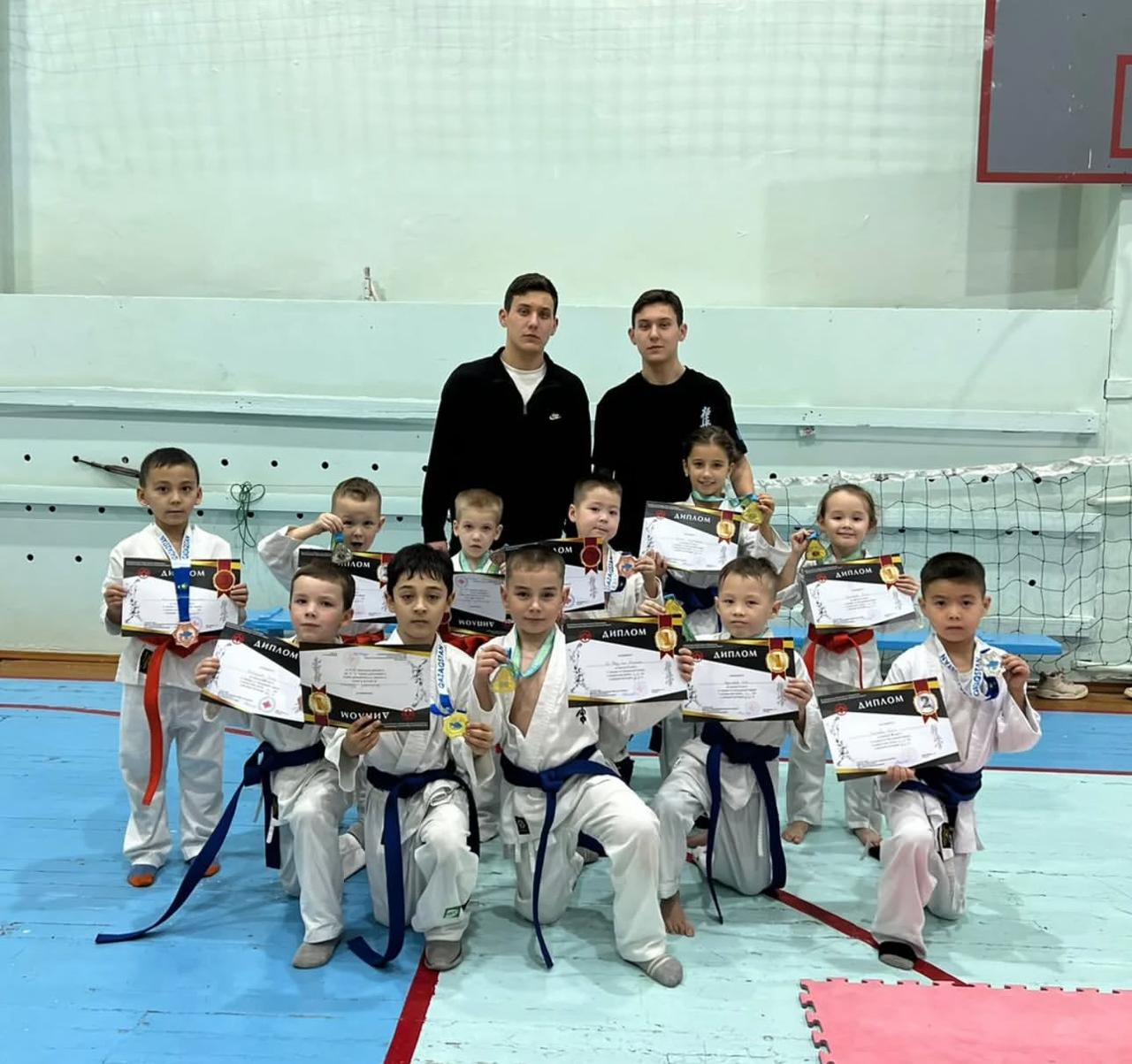 1 декабря в 38 гимназии прошел турнир по Кекушинкай каратэ.