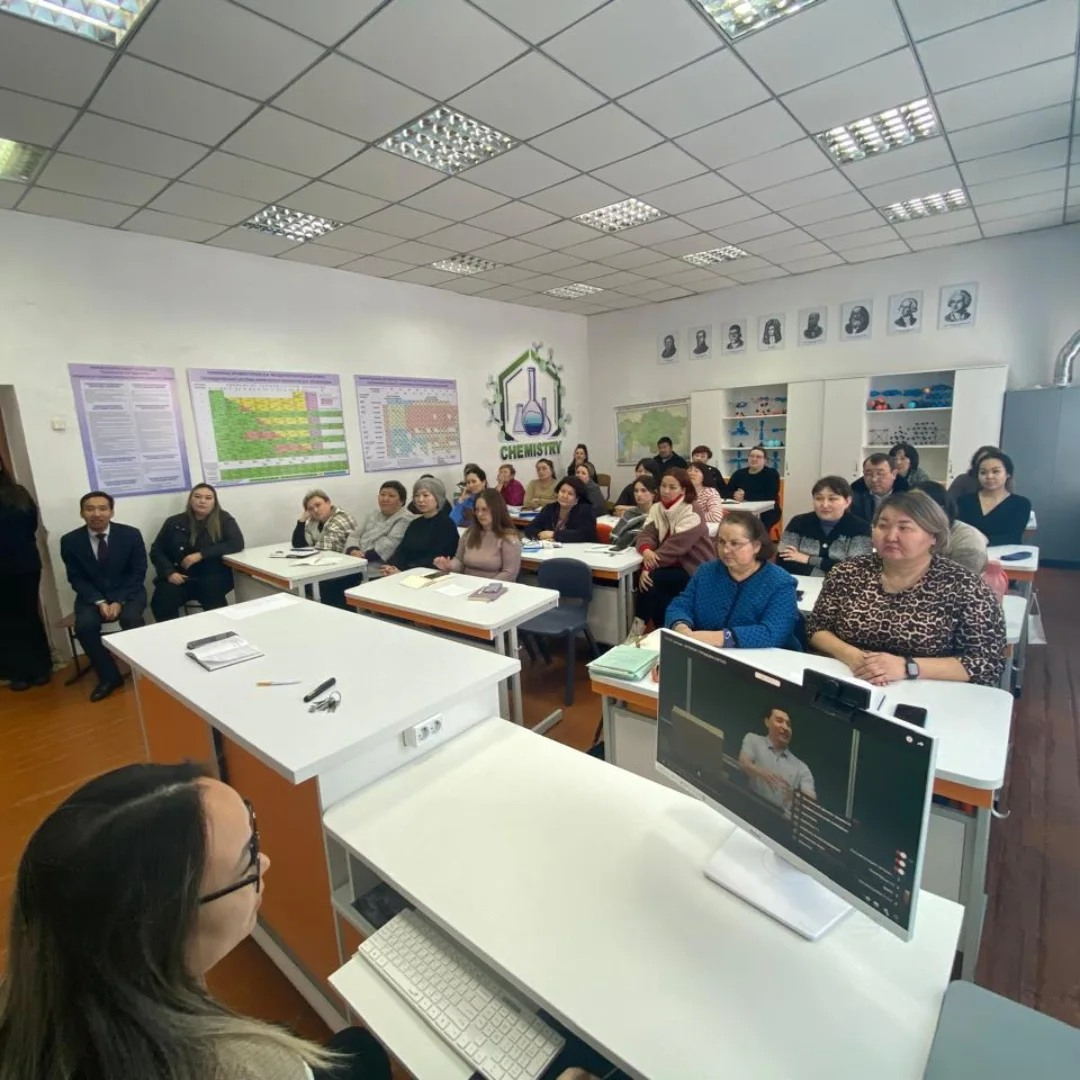 Учителям ОШ имени Ш.Уалиханова был продемонстрирован короткометражный фильм “Ұстаз”