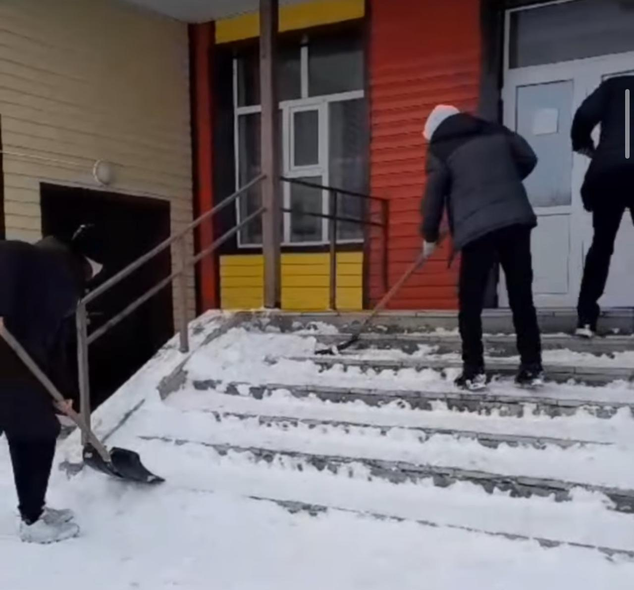 Мектебіміздің аға тәлімгері А.О.Исатаева еріктілер тобымен бірге, наурыз мейрамына қарсы Балдырған шағын орталығының тәрбиеленушілеріне кішіге үлгі болатындай, қамқорлық іс жасау мақсатында, ауланың қарын тазалауға ат салысты.