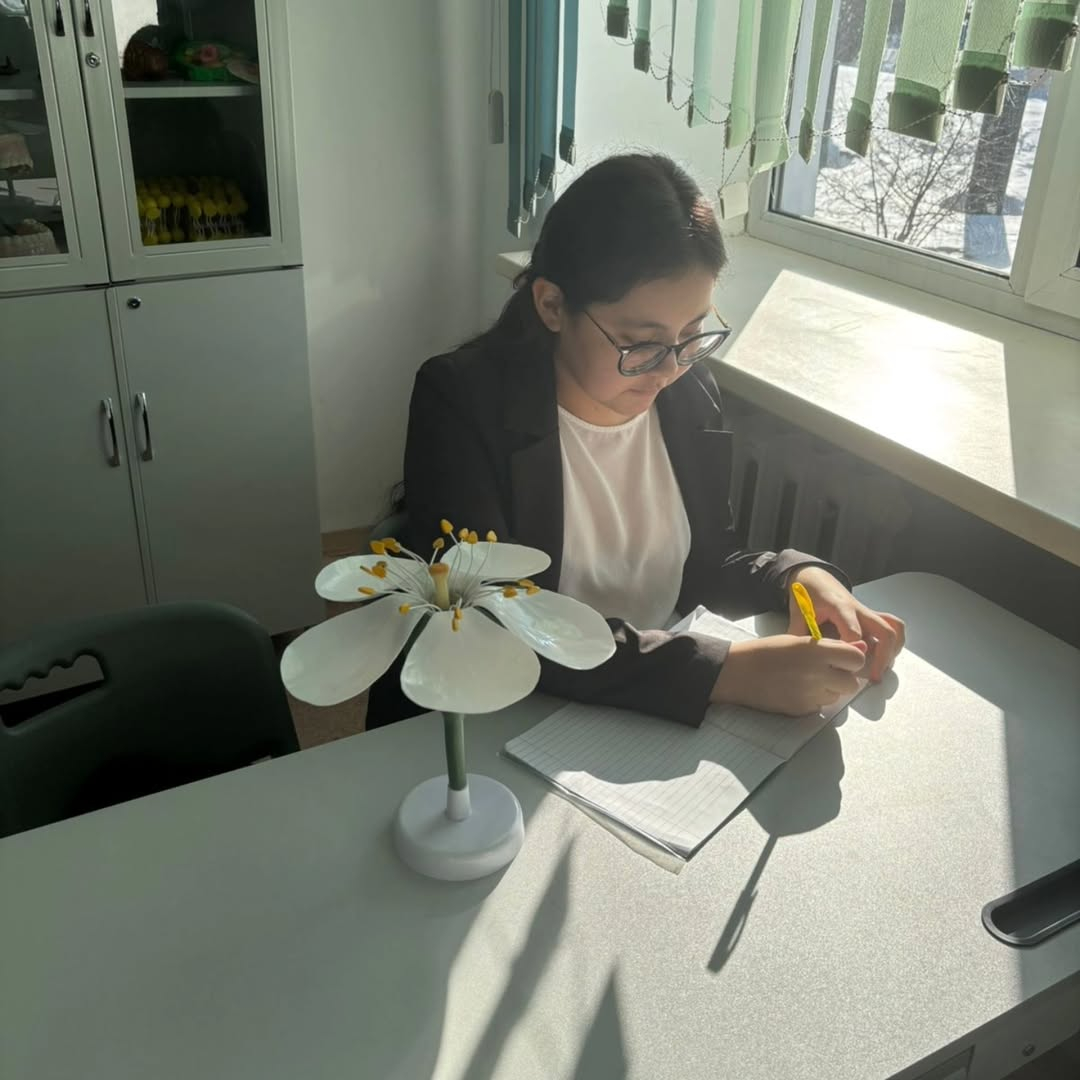 Біз гүлдің құрылымын зерттейміз