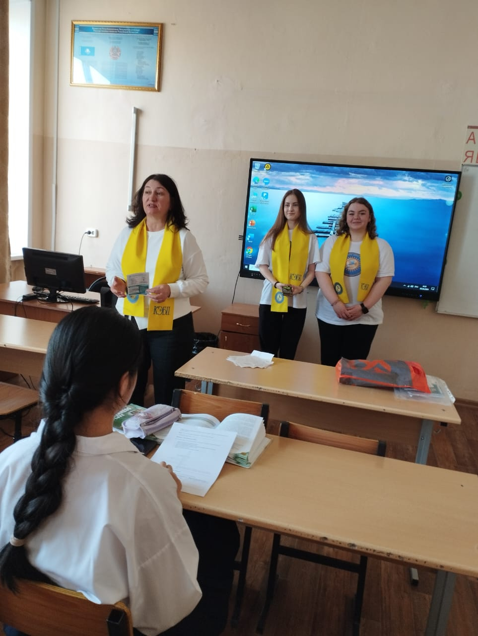 2 сәуірде Қазтұтынуодағы Қарағанды ​​университетінің экономика, бизнес және құқық колледжінің оқытушылары мен студенттері Шоқан Уәлиханов атындағы мектеп-гимназиясының 9-сынып оқушыларымен кездесті.