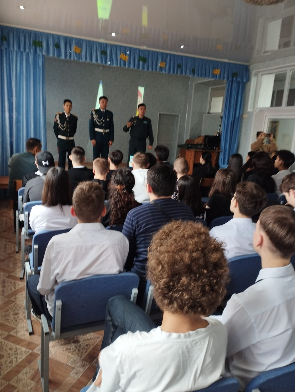 Сәуірдің 8-і күні Шоқан Уәлиханов атындағы мектеп-гимназиясында Қазақстан Республикасы Қорғаныс министрлігі колледжінің өкілдерімен Қарағанды ​​республикалық Жас Ұлан – атындағы мектеп оқушыларымен кездесу өтті.