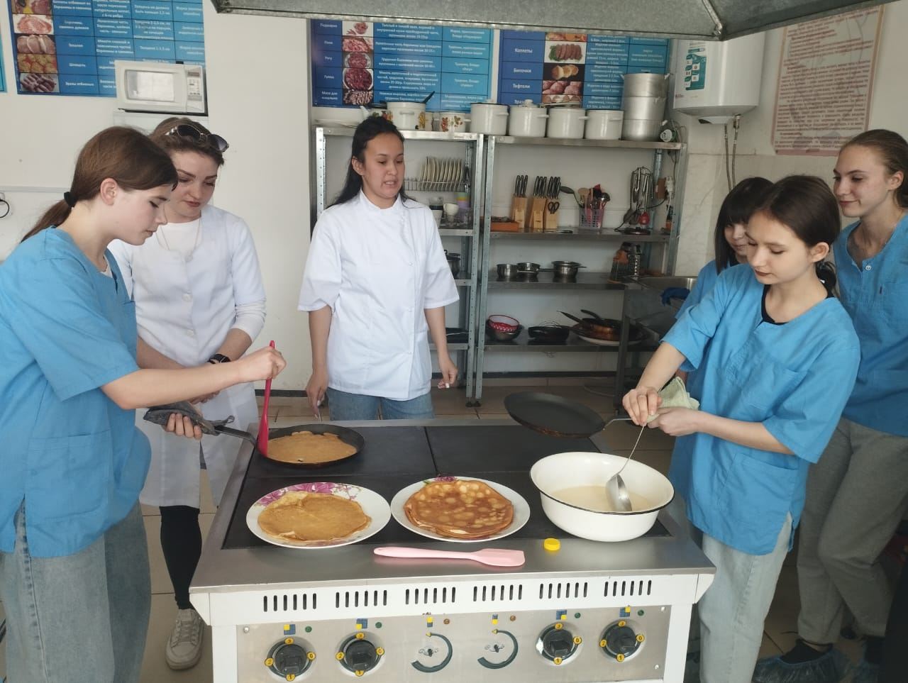 22 сәуір күні Шоқан Уәлиханов атындағы мектеп-гимназиясының 8-сынып оқушылары Шахтинск технологиялық колледжінде «Құймақ пісіру» шеберлік сыныбына қатысты. Қыздар құймақ пісіруде өздерінің шеберліктері мен ептіліктерін көрсетті.