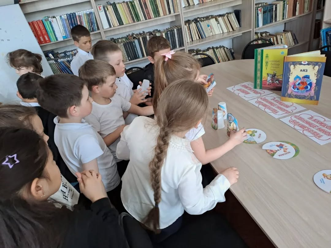 Во 2 б классе ко дню книги прошел