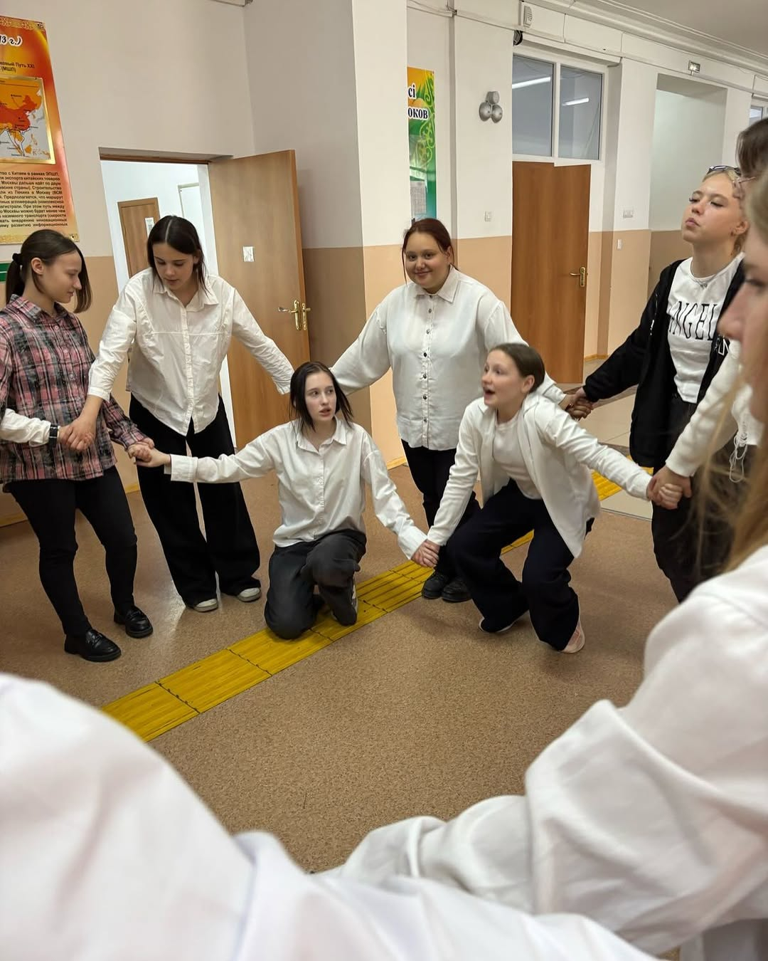 8Б сыныбында сынып сағаты балалармен ұйымшыл ұжым болу қаншалықты маңызды екендігі туралы қысқаша әңгімеден басталды.