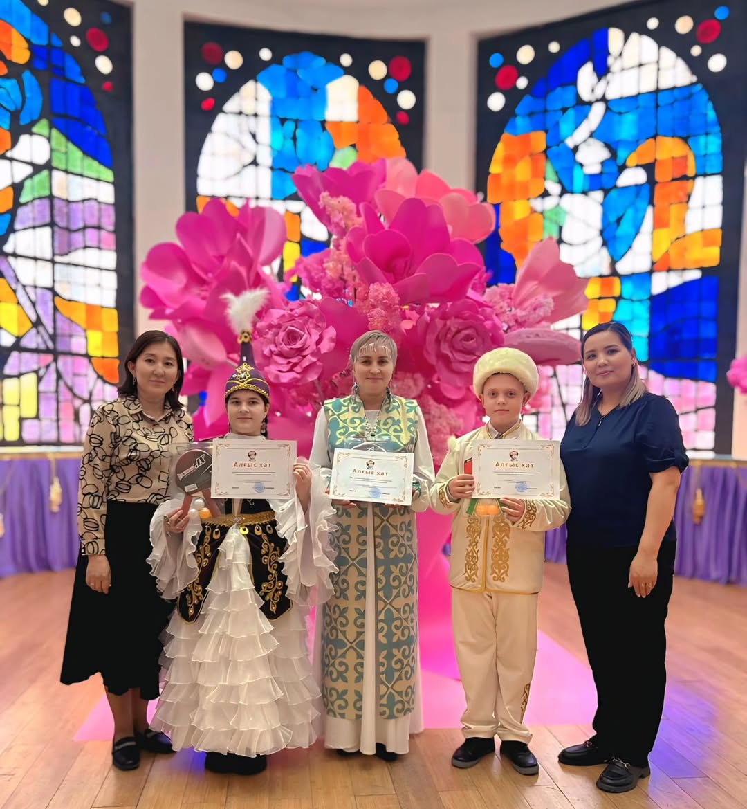 17 сәуір күні бастауыш сынып мұғалімі Батырбекова Н.Н. және 5 сынып оқушылары – Ерохин Кирилл және 6 А сынып оқушылары – «Н.Әбдіров атындағы ОБС (ОҚ) КММ Сафарова Амина «Бұқарекең жырлайды» байқауына қатысты. Қай жерде олар алғыс хаттармен марапатталды. Қ