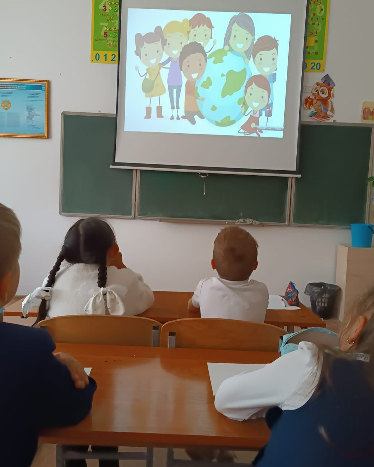 28апреля в 1 б классе был проведен классный час на тему «все мы разные но равны».