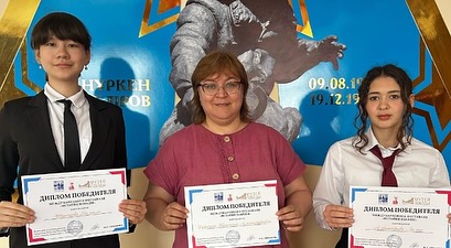 Учащиеся 8»А» класса Албатырова Лилия и Шакенова Камиля под руководством учителя русского языка и литературы Дудкиной Татьяны Александровны приняли участие в Международном фестивале «Истории Победы», посвященном 80-летию Великой Победы.