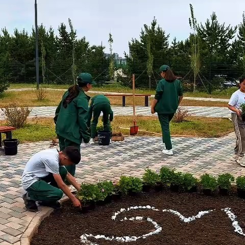 Ученики и педагоги комфортной школы Караганды приняли участие в экологической акции «Таза Қазақстан», направленной на благоустройство и озеленение школьной территории.