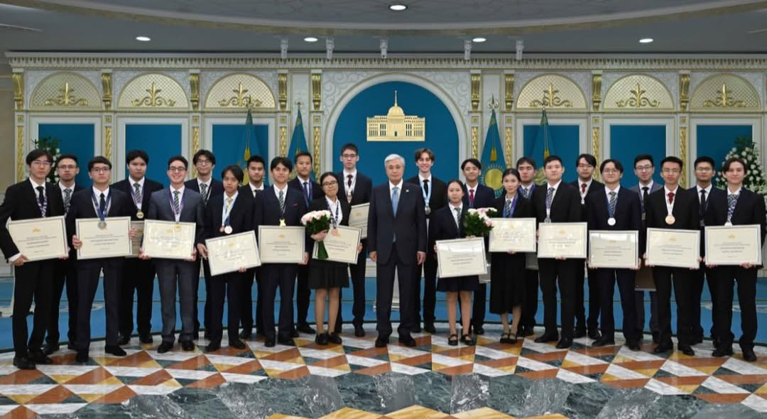 Мемлекет басшысы халықаралық жарыстарда топ жарып, алтын, күміс және қола медаль иеленген жастарға 1500, 1000 және 500 айлық есептік көрсеткіш мөлшерінде қаржылай сыйақы сертификаттарын салтанатты түрде табыстады