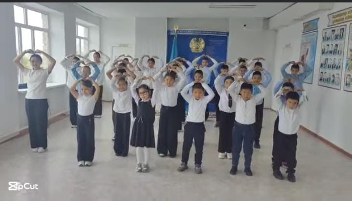 Әр жұма күндері оқушылар қазақтың ұлттық киіміне деген құрмет, мақтаныш көрсетеді!