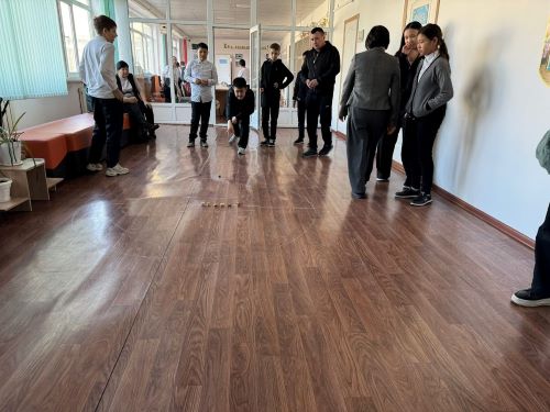 Адал азамат бағдарламасы аясында 15 минуттық үзіліс кезінде мектеп оқушылары ұлттық ойындардың бірі — асық ату ойынын ойнады.