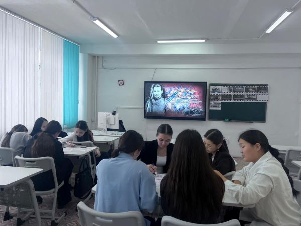 Біртұтас тәрбие жоспары аясында 11”А”сыныбында ”Бауыржан Момышұлының туғанына-115жыл”атты сынып сағаты өткізілді.