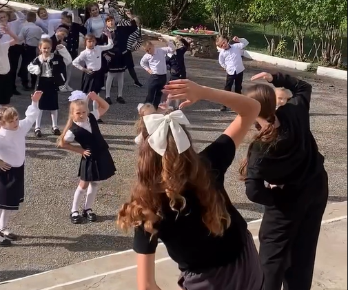 8 сентября учащиеся КГУ «Мичуринская ОСШ» начали свой день с массовой утренней зарядки! ⭐️