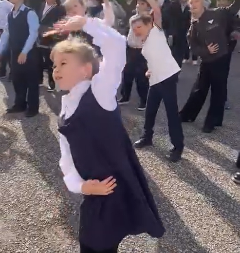 Яркое осеннее солнце заглядывает в окна нашей школы, а мы уже полны энергии!