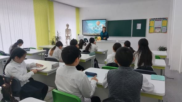 08.12.2025 ж. мектептің педагог-психологы 6 «А» сыныбының оқушыларымен «Тату, жайлы сынып», тақырыбында тренинг өткізді.