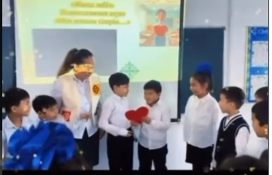 Бастауыш сынып мұғалімі Қуанышқызы Динара 2 “А” сыныбына тәрбие сағатын өткізді. Тақырыбы: “Телефон емес – достармен ойын” және “Төтенше нөмірлер”.