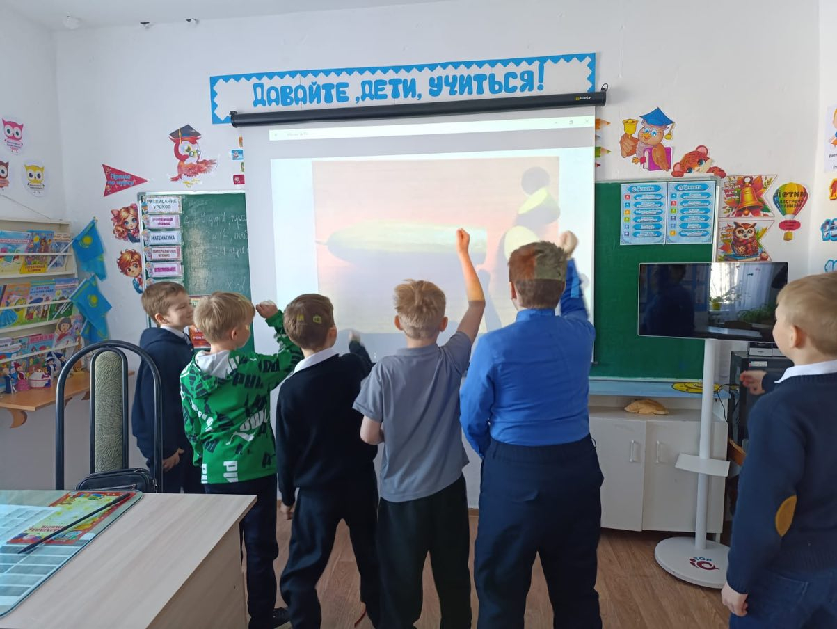 В рамках недели естественно - научной грамотности “Наука и технологии” в ОШ им. М. Дулатулы среди учащихся начальных классов была проведена игра “Здоровый образ жизни”. Цель: формирование психологической установки- “Здоровье не купишь - его разум дарит”. 