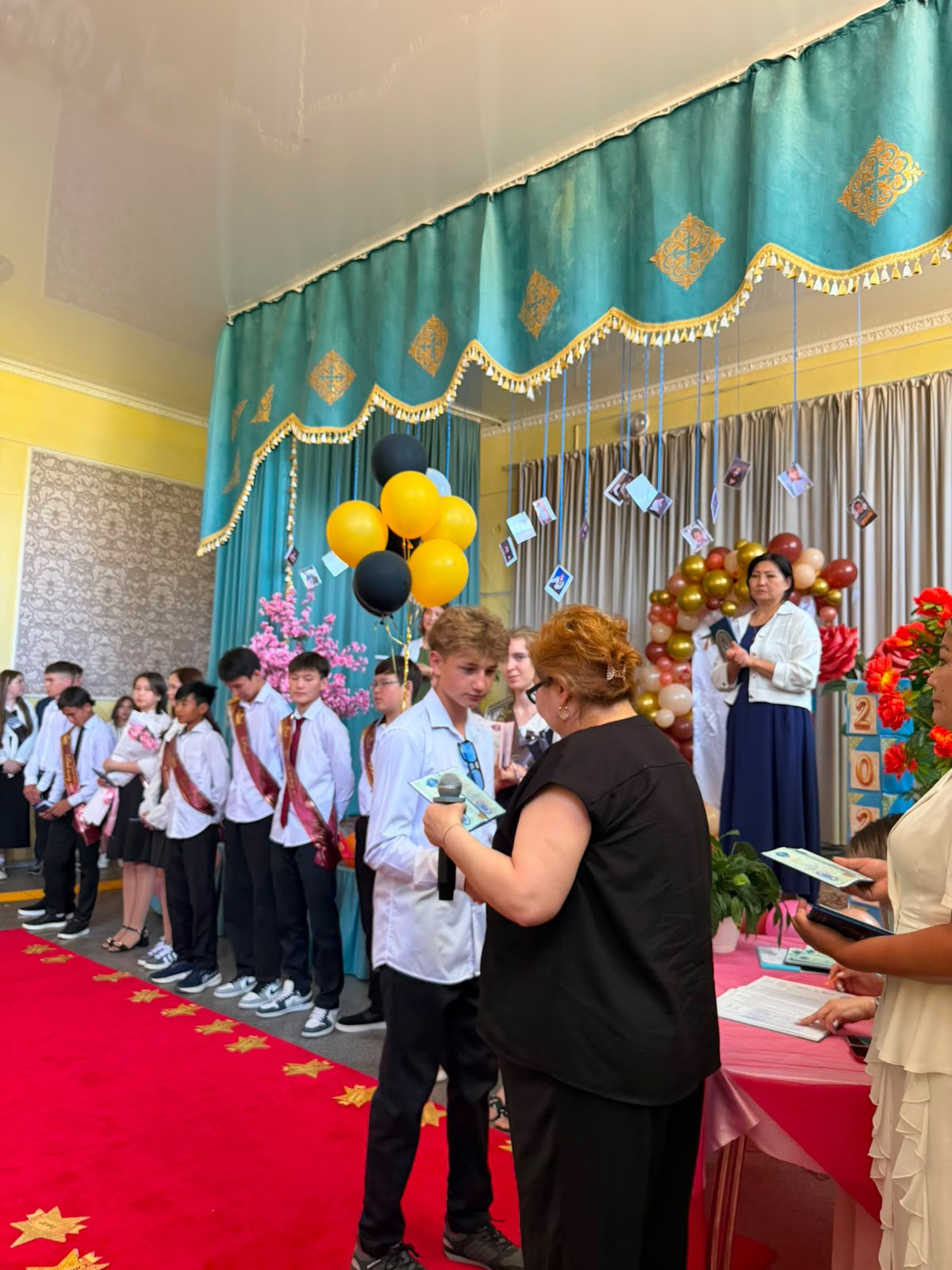 9-сынып оқушыларына негізгі орта білім туралы аттестат тапсыру рәсімі