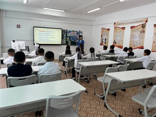 Бүгінгі білім күніне арналған тәрбие сағаты 5 Ә сыныбында өтті.