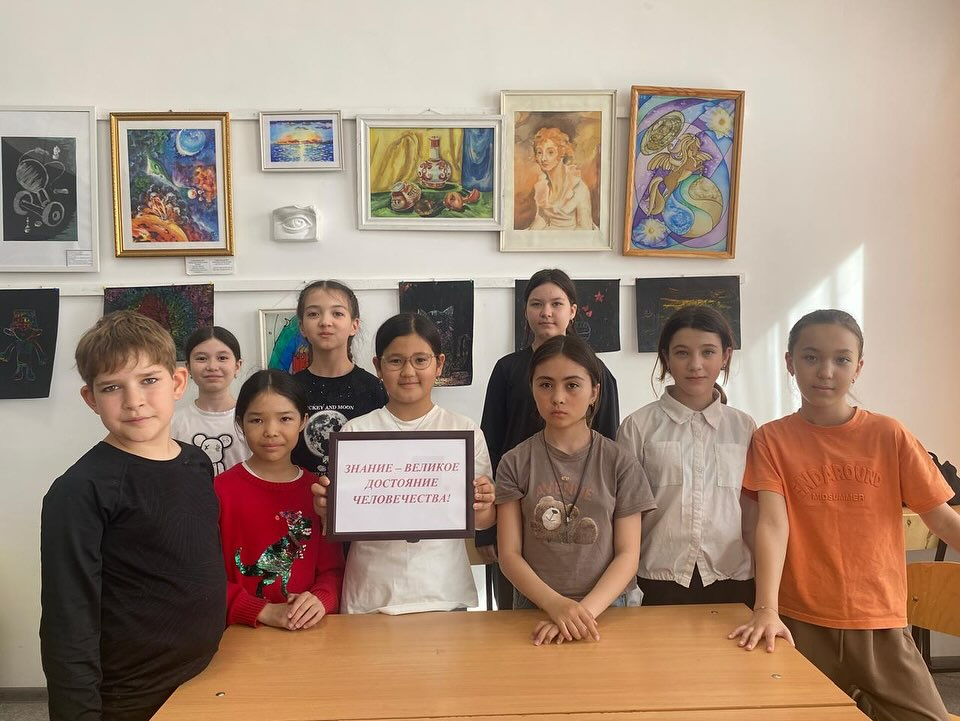 «Біртұтас тәрбие» бағдарламасына сәйкес, апта сайын «Жастар» балалар-жасөспірімдер орталығында түрлі тақырыптарда әңгімелер өткізіледі. Осы аптаның дәйексөзі – Жүсіп Баласағұнның «Білім – адам баласының ортақ қазынасы» деген нақылы болды. Оқушылар өз ұста