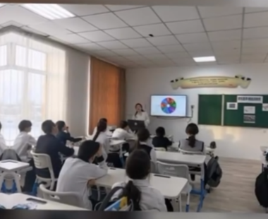 Жыл мұғалімі-2026 байқауы аясында Бауыржан Жанерке 6-сынып оқушыларымен «Лудомания – тәуелділікке апарар жол» тақырыбында тәрбие сағаты өткізді.