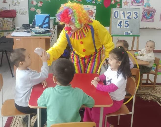 М. Дулатұлы атандағы ЖББМ жанындағы  «Айгөлек» шағын орталығында математикалық сауаттылық апталығының бірінші күні Математикалық сауаттылық апталығының ашылуына клоун қонаққа келіп, балалармен сан санап, түрлі қимылды қозғалыс ойындар ойнады.   Мақсаты: м