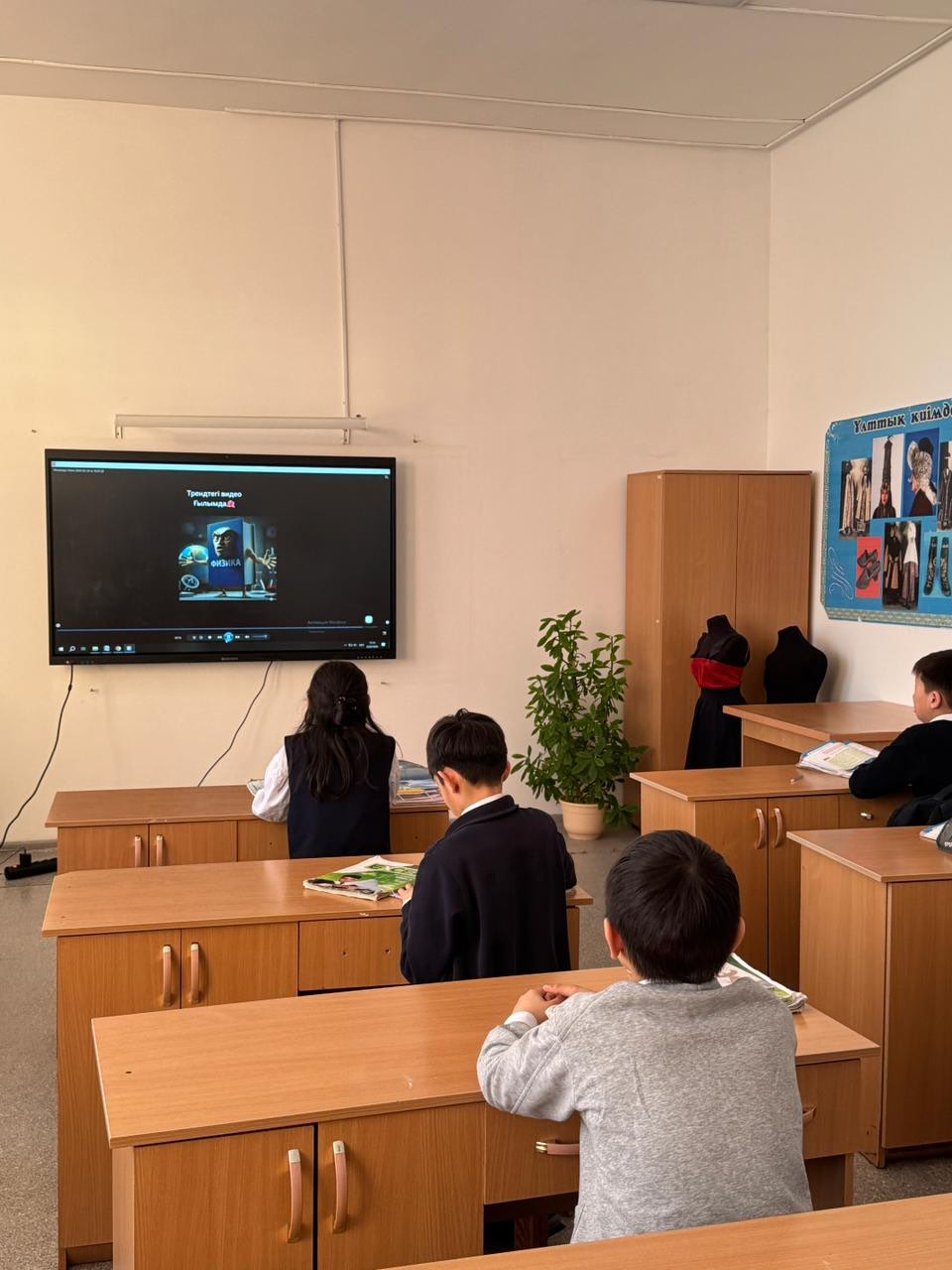 Міржақып Дулатұлы атындағы ЖББ мектебінде «Ғылым және технология» атты жаратылыстану-ғылыми сауаттылық апталығы аясында 5–6-сынып оқушыларына «Ғалымдар хикаясы» атты ойын өткізілді. ???? Мақсаты: оқушыларға ғалымдардың өмірінен қызықты әрі кейде күлкілі о